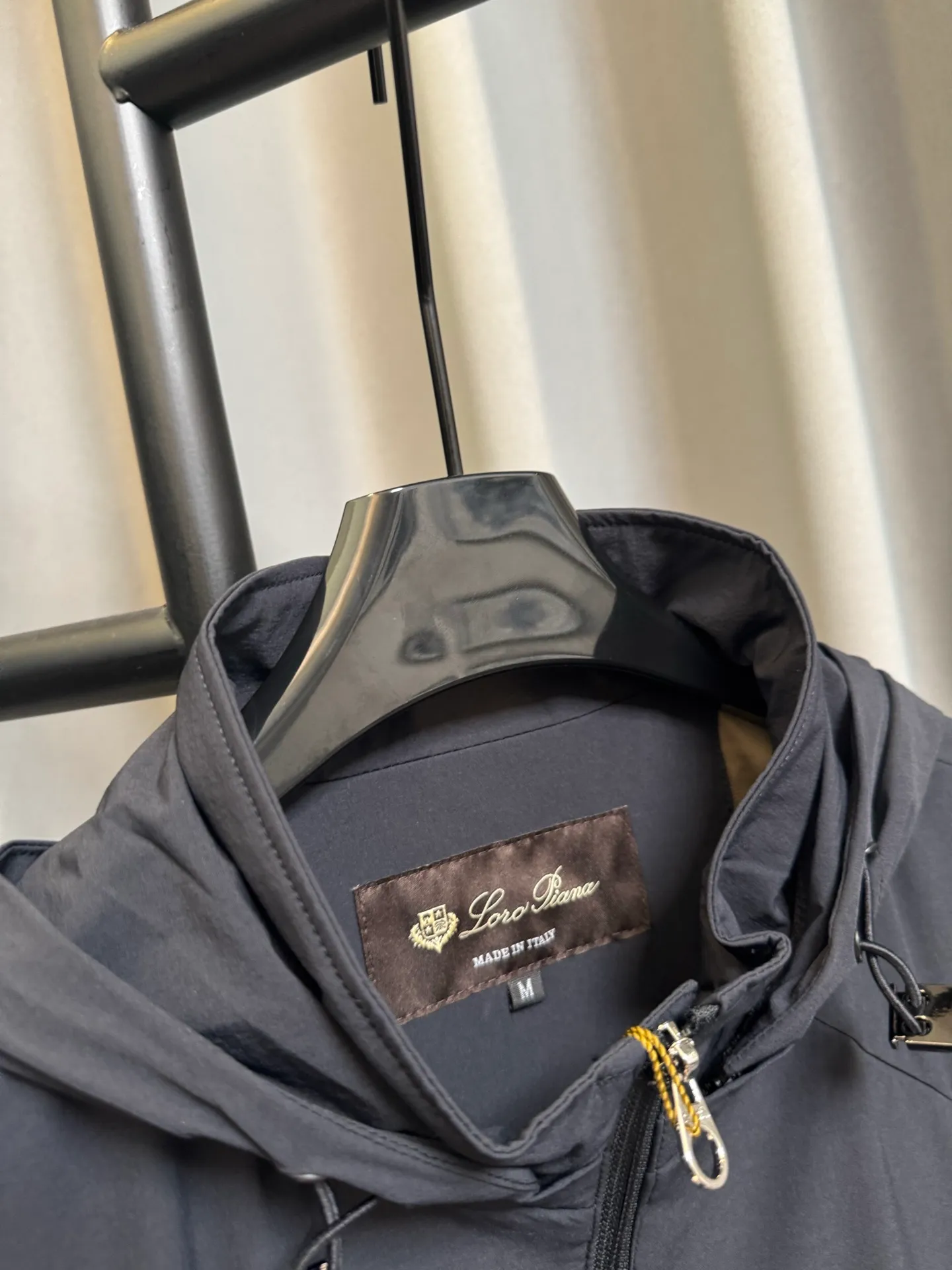 [Premium Replica] Loro Piana 26fw LP Early Autumn New Arrival Metal Logo Brand Hooded Jacket (Gray Black) Top Edition Customized fabric in the cabinet Breathable, high comfort, impeccable details, brand element design concept, reflecting high quality. It feels delicate and soft! Presenting casual tailoring, it can be used for business, old money or leisure. It has three complete standards. Look for the correct version. Size: m/l/xl/xxl/xxxl